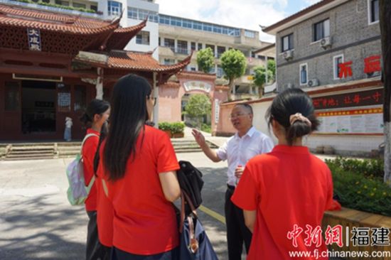 图为林文清老师在讲解长汀厦大校史 图为林文清老师在讲解长汀厦大校史