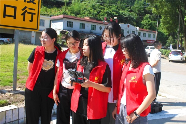 三明学院学子沿沙溪河畔开展道路智能巡检实践